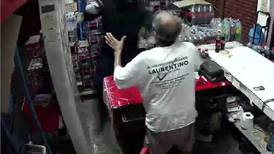 VIDEO | ¡Indignante! Asaltante agredió a un abuelito en una tienda de abarrotes en Quintana Roo