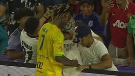VIDEO | Inédito: Vinícius Jr se perdió un gol y se puso a firmar camisetas en pleno partido de leyendas