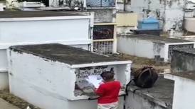 Niño visita la tumba de su madre para mostrarle su boleta de calificaciones y se hace viral