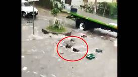 Video: ¡Impactante! Mujer es arrastrada por corriente de agua en Tlalnepantla; también la arrolló un camión