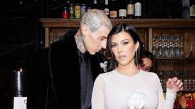 Kourtney Kardashian muestra su baby bump en tiernas fotos con Travis Barker