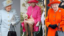 Moda: ¿Sabías que la Reina Isabel II utilizaba su bolso para dar órdenes a su staff de seguridad?