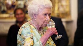 Vienen en dos variedades: La reina Isabel acaba de lanzar su propia cerveza