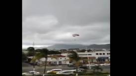 ¡La libró! Mujer cae del parachute en Puerto Vallarta