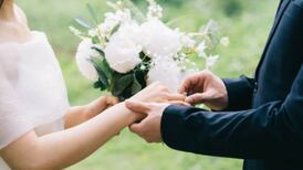 Se desata polémica por invitación a boda que no acepta niños, usuarios opinan en redes
