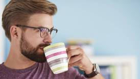 ¿Cómo evitar que se empañen los lentes al tomar café? Los trucos para mantener los lentes claros al beber cosas calientes