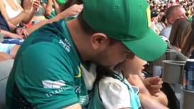 VIDEO | Padre narra a su hija invidente partido de León en la Leagues Cup