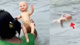 VIDEO | Escalofriante muñeca cobra vida y nada en un río, de inmediato se hizo viral