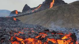 [VIDEO] ¡Insólito! Científicos preparan hot dogs en lava de volcán en erupción en Islandia