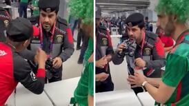VIDEO| Mexicano intenta meter alcohol a estadio de Qatar en unos binoculares y se hace viral