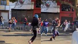 Hombre ataca a mujeres en marcha del 8M con unas tijeras de jardinería