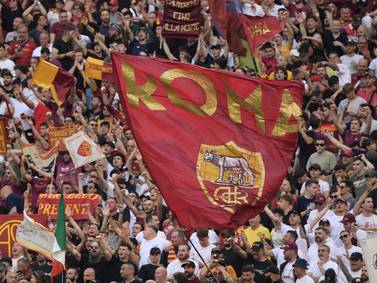 VIDEO | Hinchas de la Roma se saltan la seguridad y pasan “2x1″ en la final de la Europa League