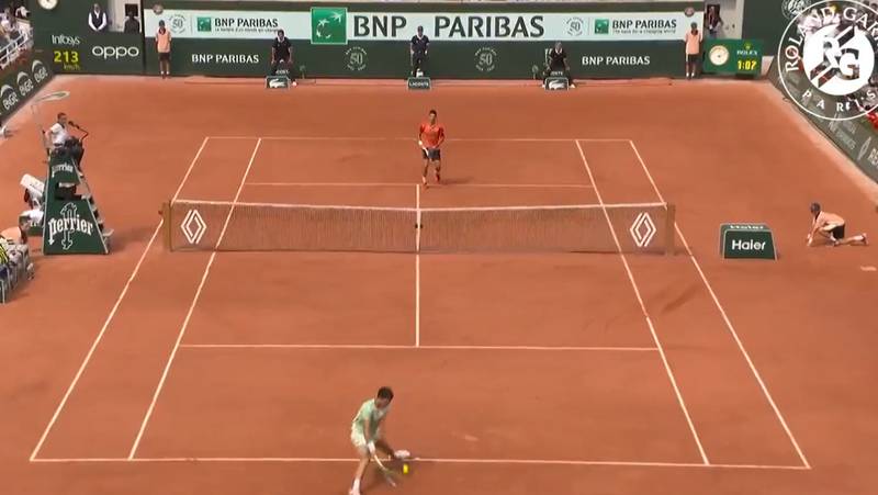 Carlos Alcaraz convierte punto ante Novak Djokovic en Roland Garros.