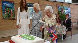 Reina Isabel II rompe el protocolo y corta un pastel con una espada ceremonial en la cumbre del G7