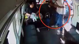 VIDEO VIRAL | “Ahí traigo mi tarea”: Así suplicó una joven para que no le robaran su mochila en una combi del Edomex