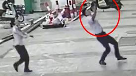 VIDEO | Un hombre salvó a una niña de morir tras caer de un quinto piso en China