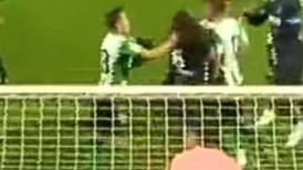 VIDEO | Andrés Guardado del Real Betis dio tremendo jalón de cabello a jugador del Marsella