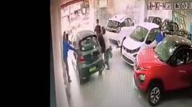 Video: Compra auto nuevo y lo destroza en segundos en la agencia
