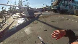 VIDEO: Policías rescatan a piloto de avioneta a pocos segundos de ser arrollado por un tren