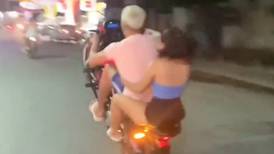 VIDEO | Truco en motocicleta de joven pareja termina mal