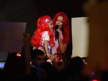 VIDEO| El tierno momento que protagonizó Karol G en el Festival de Viña 2023: Subió a una pequeña “clon” al escenario de la Quinta Vergara