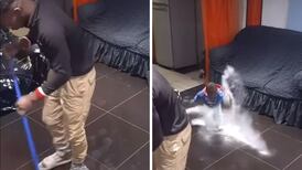 VIDEO | Bebé ensucia el piso mientras su papá barre y se hace viral