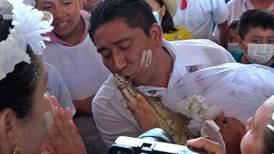 VIDEO | ¡Tradición milenaria! Alcalde de Oaxaca se casó con un caimán y le dio besos