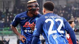 El Napoli del Chucky Lozano goleó 3-0 al Genoa de Johan Vásquez
