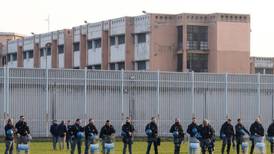 Italia investigará cárceles tras difundirse vídeo de malos tratos a detenidos