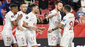 "Tecatito Corona" busca un lugar: La posible alineación del Sevilla ante el West Ham en la Europa League