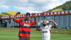 VIDEO | Jimmy Butler visitó al Flamengo de Vidal y Pulgar, jugó básquetbol y le hizo un tapón a Gabigol