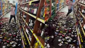 VIDEO | Despiden a mujer en un supermercado y destroza botellas de vino, se vuelve viral