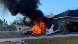 [VIDEO] Tragedia en Florida: Un avión se desplomó encima de una camioneta dejando tres muertos
