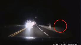 Video: ¿Un fantasma? Captan a mujer corriendo de noche en la carretera Saltillo-Torreón