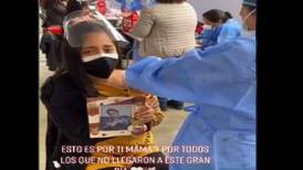 Video: Joven llora al recordar a su abuelita mientras es vacunada