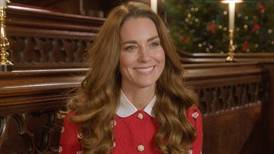 Kate Middlenton recuerda a Lady Di al lucir un cárdigan rojo para especial de Navidad
