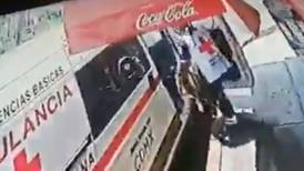 VIDEO: Paramédicos de la Cruz Roja asaltaron una tienda de abarrotes