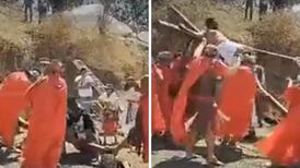 VIDEO| Jesús cae de la cruz en plena representación en Colima