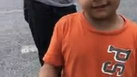 Niño evita rapiña y compra naranjas de camión volcado en Tamaulipas