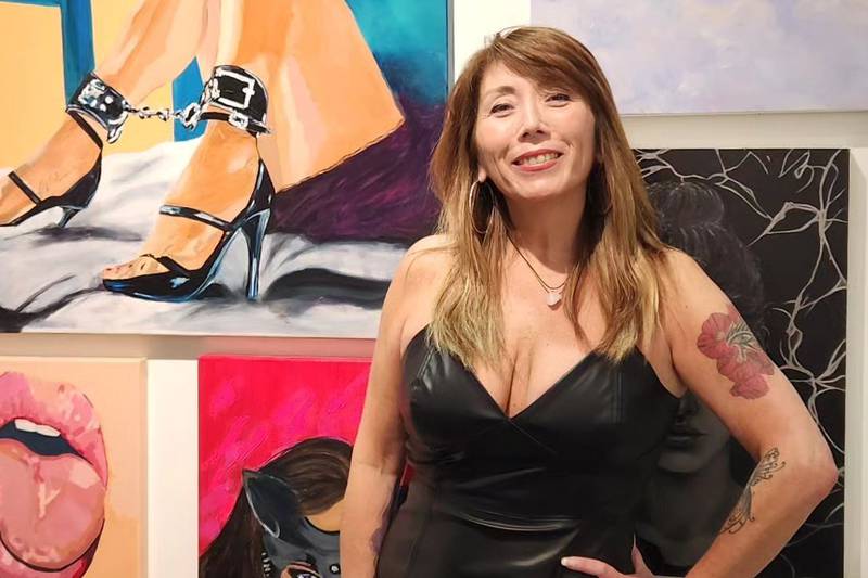 Quién es Karen Uribarri, escritora, pintora y terapeuta sexual