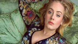 Adele reaparece en una fiesta de los premios Oscar y luce bellísima