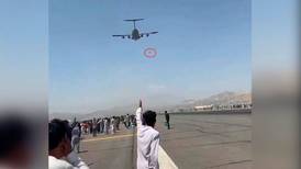 Video: Caen personas que se colgaron de los aviones en Afganistán