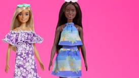 Barbie va por un futuro mejor; Mattel hace muñecas con plástico reciclado