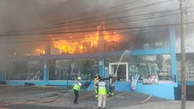 Fuerte incendio consume Galerías El Triunfo de San Jerónimo; reportan personas intoxicadas
