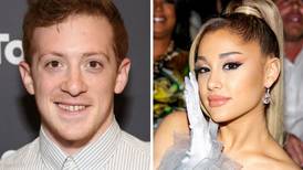 Quién es Ethan Slater, el nuevo romance de Ariana Grande tras divorciarse de Dalton Gomez