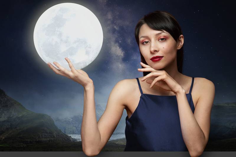 Mujer tomando luna