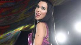 Dua Lipa debutó como modelo de pasarela en el desfile de Versace