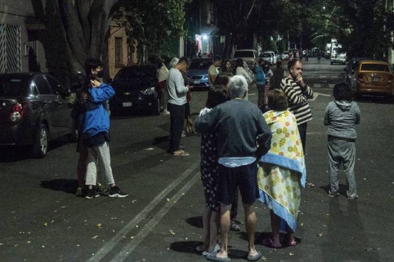 Gente en la calle durante un sismo en la CDMX