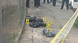 Arrojan bolsas de plástico con restos humanos afuera del penal de Barrientos en Tlalnepantla