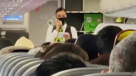 Video: Azafata cae en albur y pasajeros del avión se carcajean